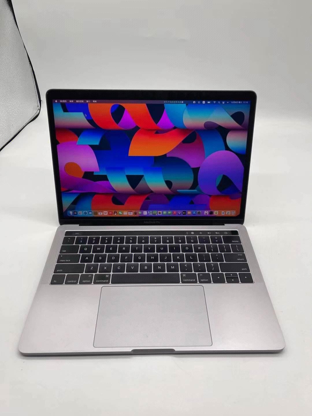 潮爆了！16岁少年在日本玩转MacBook Pro，引领科技界潮流！