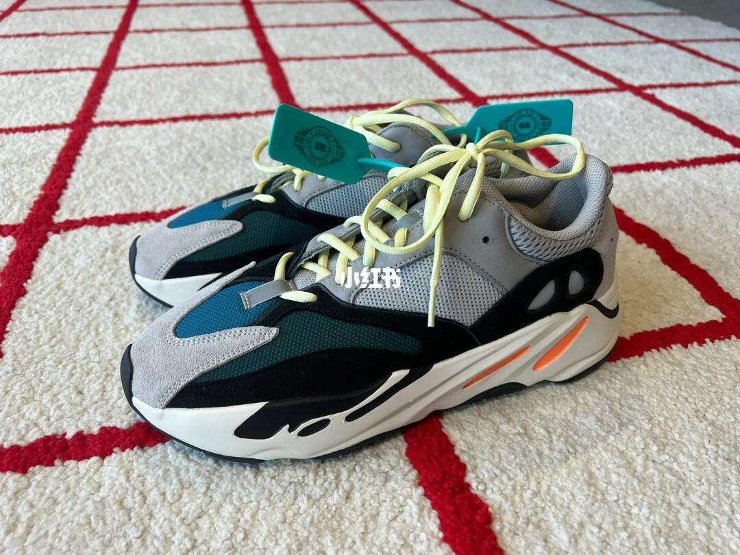 "YEEZY700硬气冲天，破界想象：一场科技与潮流的碰撞"