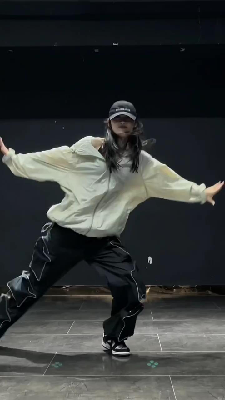 HIPHOP女侠们，舞动科技新潮流！网友热议：这好处，我酸了！