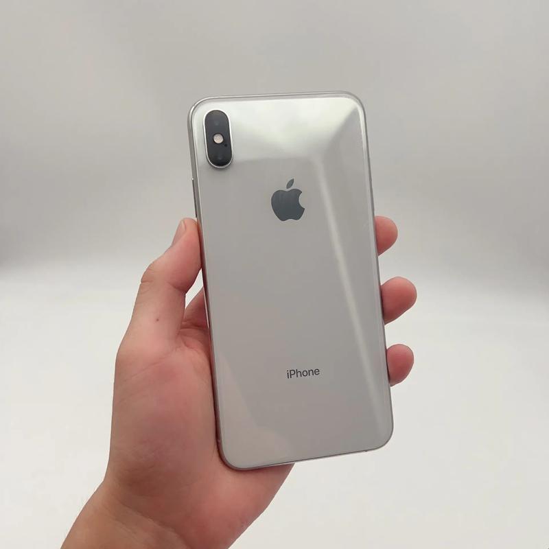 "超大屏，超尴尬：iPhone XS Max的戏谑日常"