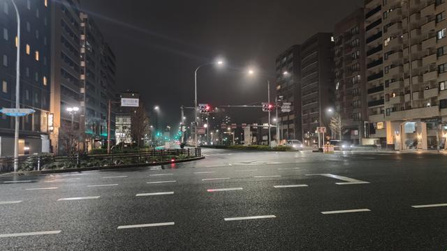 霓虹闪烁，笑谈之夜：探秘流光溢彩的都市秘境